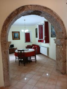 a living room with a table and chairs and an arch at la quiete in Arpino +13 photos