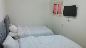 A bed or beds in a room at Pyramids House inn