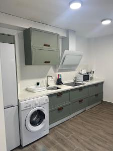 a kitchen with a washing machine and a sink at Encantador Bajo en Villafranca de Córdoba in Villafranca de Córdoba