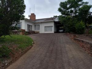King Williams TownVulindlela Mama Solutions的一栋前面有砖砌车道的房子