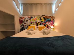 ポーにあるCentre ville Spacieux Quartier animéのタオルが敷かれたベッドのある寝室