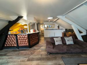 a living room with a couch and a kitchen at Centre ville Spacieux Quartier animé in Pau