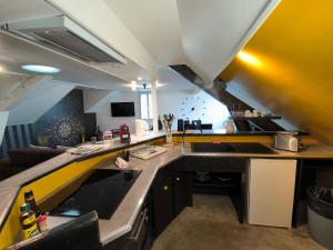 ポーにあるCentre ville Spacieux Quartier animéのシンク付きのキッチンとリビングルーム +18枚の写真