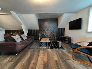 ポーにあるCentre ville Spacieux Quartier animéのソファとテーブルのあるリビングルーム