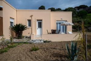 ケファロスにあるAnthos Residence 3のパティオと傘付きの家