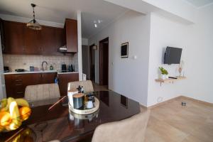 ケファロスにあるAnthos Residence 3のテーブルと椅子のあるキッチンとダイニングルーム +7枚の写真