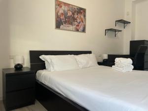 Posteľ alebo postele v izbe v ubytovaní Gardone Apartment - ampio Appartamento con 2 camere da letto - Comodo per Duomo!