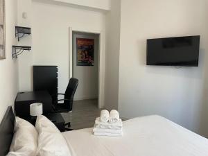 Televízia a/alebo spoločenská miestnosť v ubytovaní Gardone Apartment - ampio Appartamento con 2 camere da letto - Comodo per Duomo!