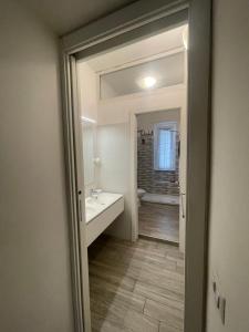Kúpeľňa v ubytovaní Gardone Apartment - ampio Appartamento con 2 camere da letto - Comodo per Duomo! + 15 fotografií