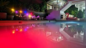 Bazén v ubytování A Touch of Pink Secret Eco Retreat with Pool, Starlink WiFi, Netflix, Mountain Views - Peaceful Stay in Puerto Princesa Near Underground River, Firefly Watching, and Waterfalls - Perfect Stop Between El Nido, Port Barton, and Puerto City - Scooter Rental nebo v jeho okolí