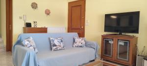 Televízia a/alebo spoločenská miestnosť v ubytovaní Blue Dolphins Apartment