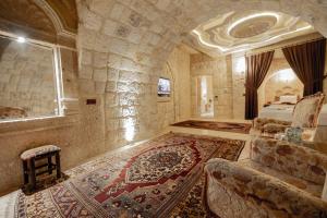 TV a/nebo společenská místnost v ubytování Kemerhan Cave Suites