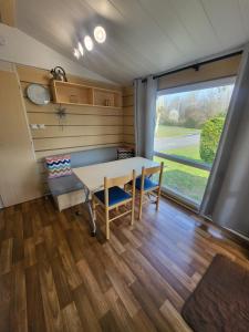 Fotografie z fotogalerie ubytování "Les pieds dans l'Orne" - Mobil home 5 personnes v destinaci Ouistreham