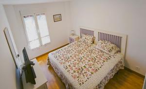 a bedroom with a bed with a floral bedspread at Cayo Beach in Torrox Costa
