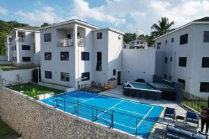 La pileta dentro o cerca de Eco-Luxe Ocean View Villa, Gated with Pickleball & Pool for 10