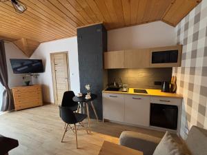 什恰夫尼察Pokoje Gościnne WIKTORIA的房间里有一张桌子和几把椅子的厨房