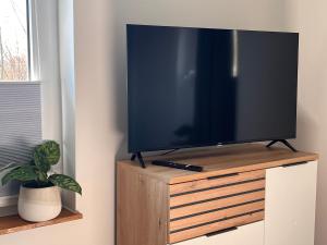 TV a/nebo společenská místnost v ubytování Hinterhaus am Stadtrand Chemnitz