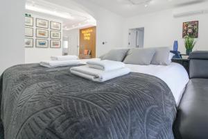 Letto o letti in una camera di Designer - 60 Seconds to the Beach I Free Parking!