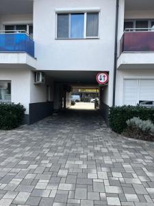 Budova, v ktorej sa apartmán nachádza