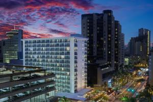 ホノルルにあるThe Laylow Waikiki, Autograph Collectionの夜の街並み