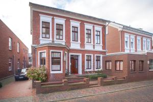 a large brick building on a city street at Haus Wagenknecht in Borkum