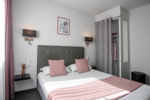 Voodi või voodid majutusasutuse Hotel du Forum toas