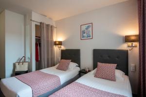 Voodi või voodid majutusasutuse Hotel du Forum toas