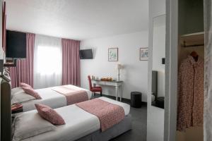 Voodi või voodid majutusasutuse Hotel du Forum toas
