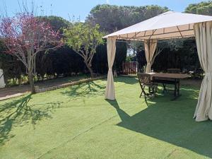 Vonkajšia záhrada v ubytovaní Casa con piscina Sant Pol de Mar