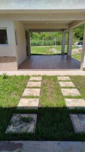a yard with grass and a building with a patio at Encanto de Lozano in Lozano +1 photo