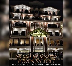 斯瓦特The Corporate Lodges Hotel by Khan Familia Travels的一栋前面有招牌的建筑物