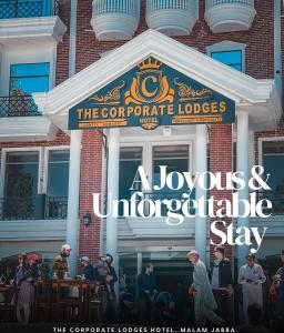 斯瓦特The Corporate Lodges Hotel by Khan Familia Travels的一群人站在休息室和伞店外面