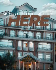 斯瓦特The Corporate Lodges Hotel by Khan Familia Travels的一间大型酒店,上面有一个大标志