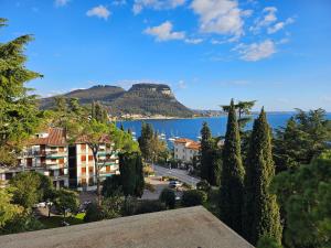 vista su una città e su una cassa d'acqua di Dani's Lakeside Apartment in Euroresidence a Garda