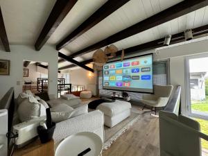 TV a/nebo společenská místnost v ubytování La Villa - Piscine - Billard