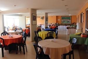 a restaurant with tables and chairs in a room at Delta Prime HOTEL in Parnaíba