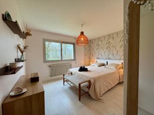 Afbeelding uit fotogalerij van La Villa - Piscine - Billard in Belleville-sur-Vie