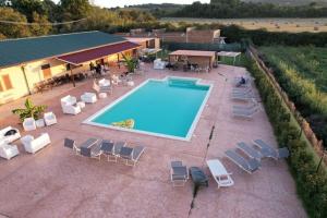 an overhead view of a swimming pool with lounge chairs at Fattoria Raffaelli in Colle Farnese