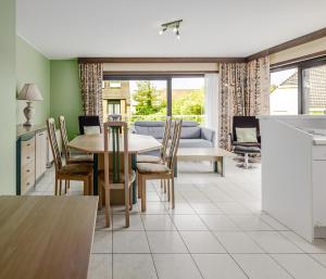 una cucina e un soggiorno con tavolo e sedie di Roya G7 a Koksijde