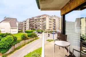 balcone con tavolo e vista sulla strada di Roya G7 a Koksijde