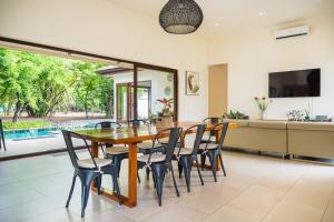 Μια τηλεόραση ή/και κέντρο ψυχαγωγίας στο La Perla Cozy 3BR sleeps 10 Hacienda Pinilla