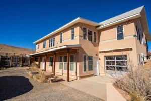 una grande casa con un vialetto d'accesso davanti di The Retreat at Calf Canyon a Bluff