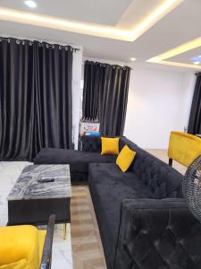 DBaLoGuN's HoMe ABEOKUTA- NEAR PANSEKE的休息区