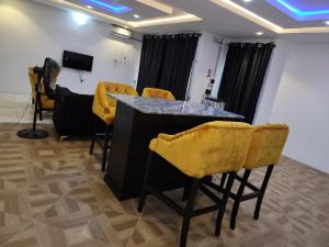 DBaLoGuN's HoMe ABEOKUTA- NEAR PANSEKE的电视和/或娱乐中心
