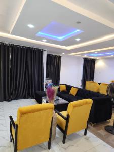 DBaLoGuN's HoMe ABEOKUTA- NEAR PANSEKE的休息区