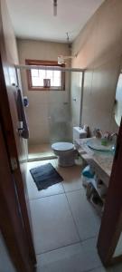 une salle de bain avec une douche, des toilettes et un lavabo dans l'établissement Casa de Madeira no Centro, à Miguel Pereira