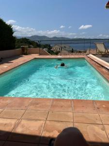 Bazén v ubytování Villa avec piscine privative et vue imprenable sur le golf de Saint-Florent à 300 m de la plage nebo v jeho okolí + 10 fotografií