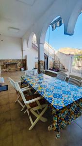ein Tisch und Stühle in einem Raum mit einem Tisch in der Unterkunft Kamarina house in Scoglitti