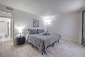 Un dormitorio con una cama y dos lámparas sobre una mesa. en Modern Comfort Near Vegas Attractions! Sleeps 6!, en Las Vegas