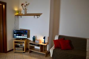 salon z kanapą i telewizorem w obiekcie Costa Verde Apartment w mieście Predore